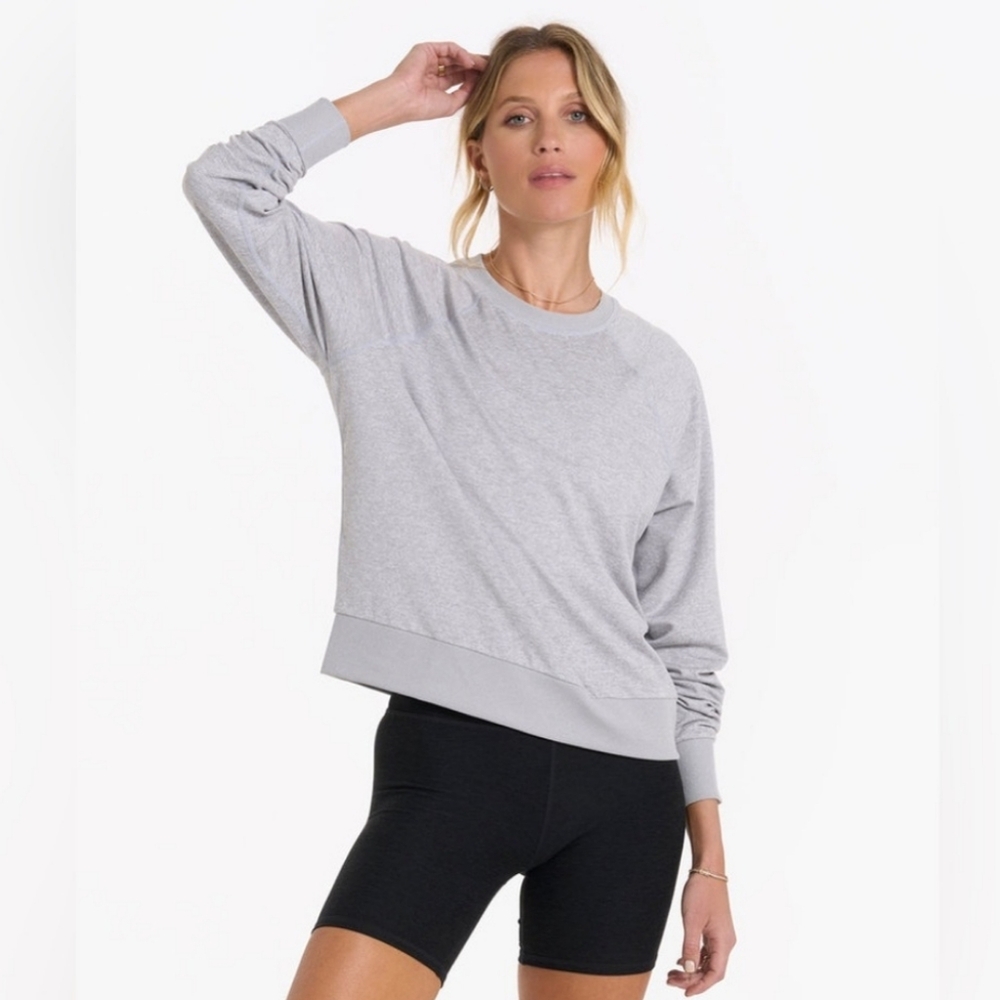 Vuori Halo Crew long sleeve pullover top. Size large. Lightweight dreamknit.